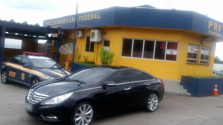 Carro de luxo com R$ 22 mil em débitos e 60 multas é recolhido pela PRF em SC