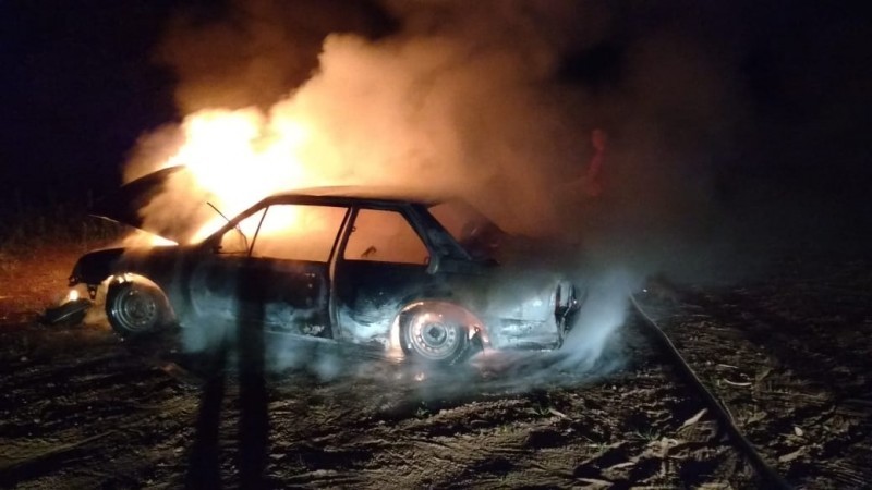 Motorista perde a paciência e ateia fogo no carro em Videira