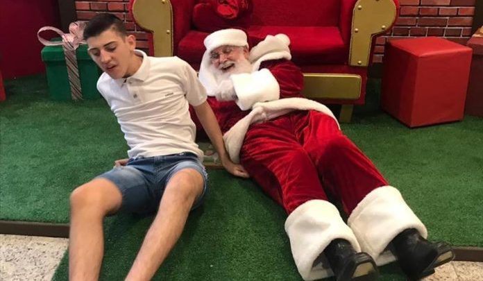 Papai Noel deita no chão para atender menino autista em shopping de Santa Catarina