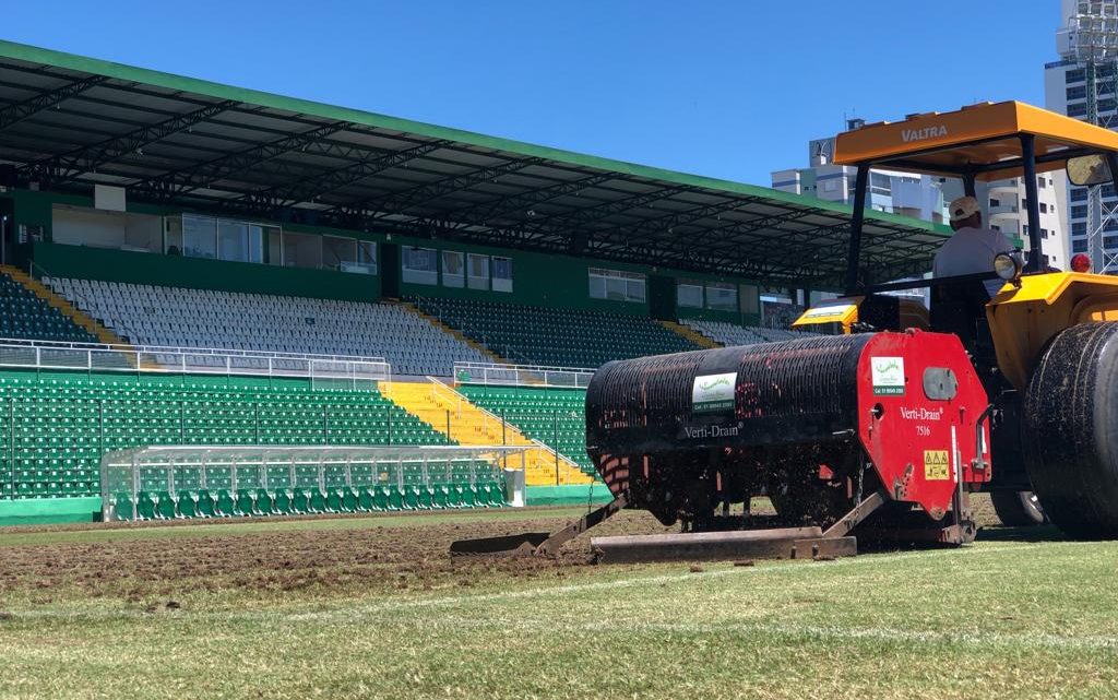 Gramado da Arena Condá passa por revitalização após conquista vaga na série A