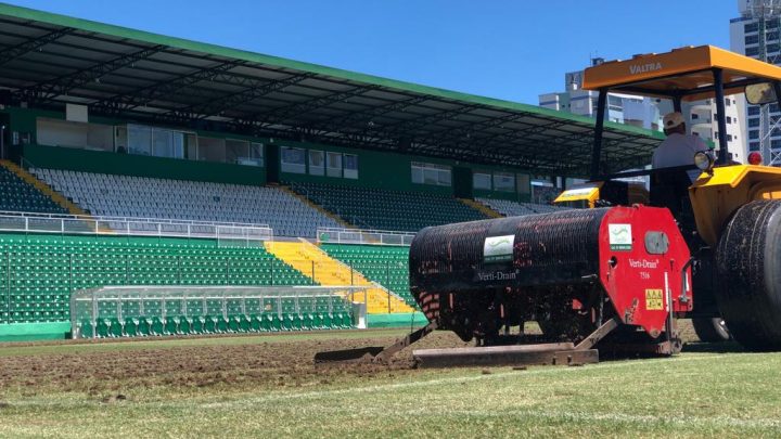 Gramado da Arena Condá passa por revitalização após conquista vaga na série A