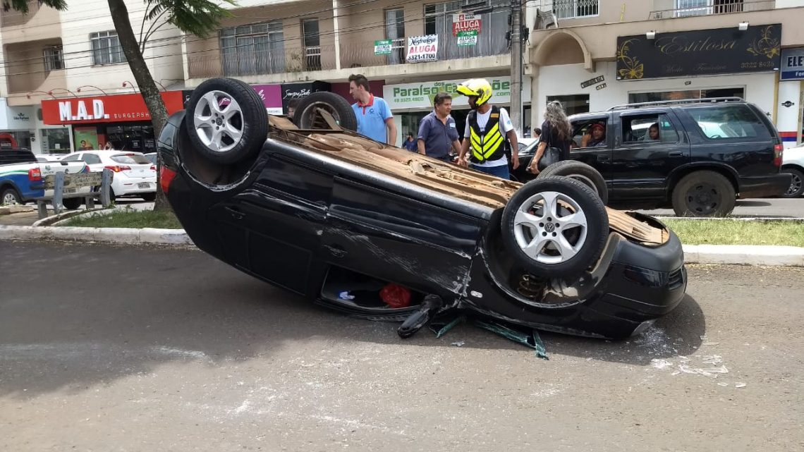 Capotamento é registrado no centro de Chapecó