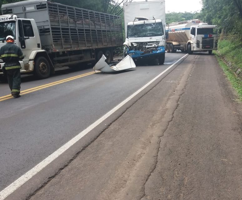 Dois caminhões colidem na BR-282 e motorista e passageiro ficam feridos