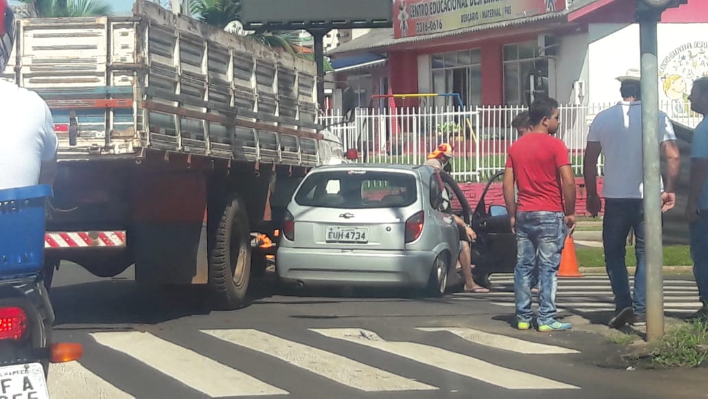 Colisão entre carro e caminhão no Centro de Chapecó