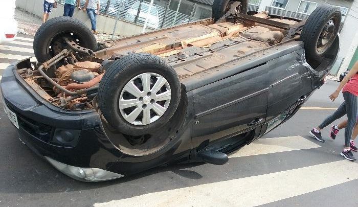 Veículo capota após colisão na Avenida Getúlio Vargas