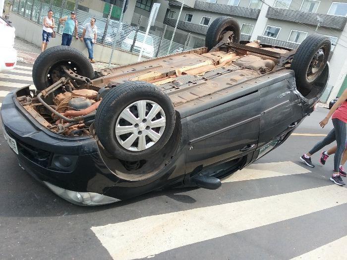 Veículo capota após colisão na Avenida Getúlio Vargas