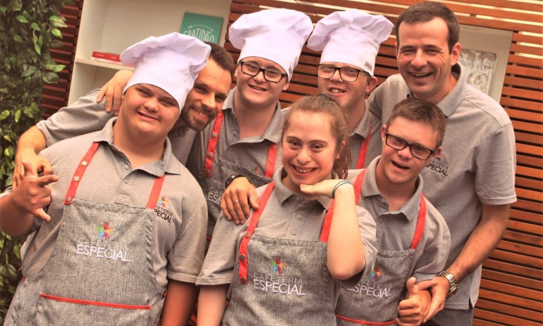 Conheça a cafeteria de Santa Catarina em que todos os funcionários têm a Síndrome de Down