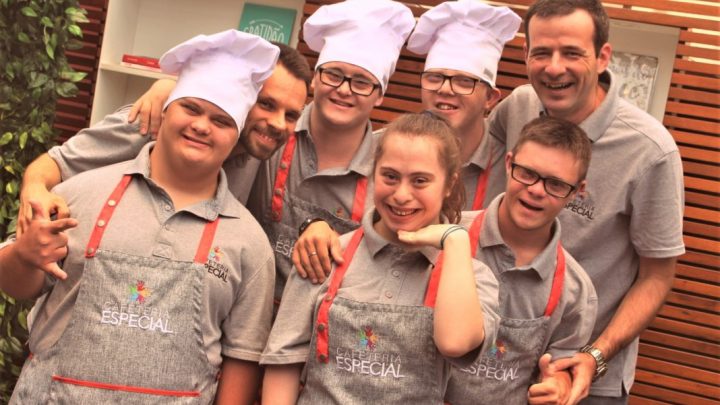 Conheça a cafeteria de Santa Catarina em que todos os funcionários têm a Síndrome de Down