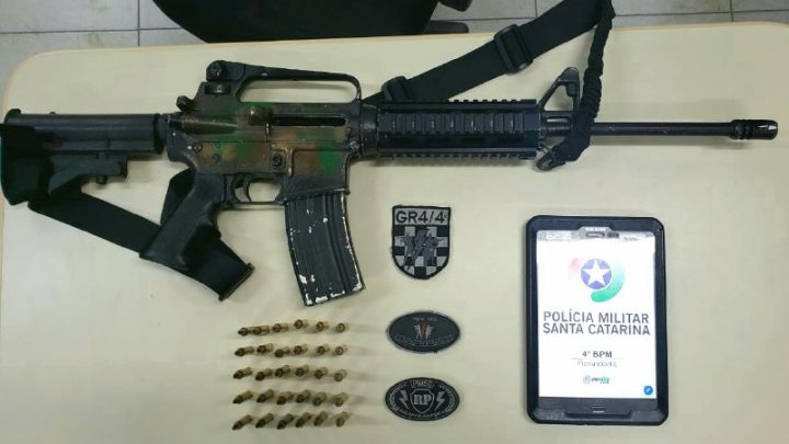 Homem detido com fuzil AR-15 está preso após decisão da audiência de custódia ter sido revertida