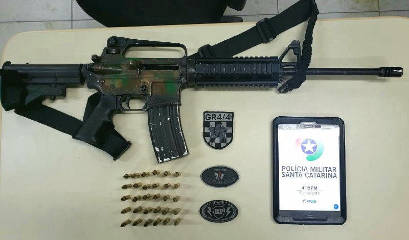 Homem detido com fuzil AR-15 está preso após decisão da audiência de custódia ter sido revertida