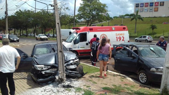 Colisão na Avenida Getúlio Vargas deixa mulher e criança feridas