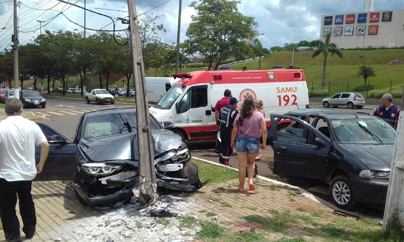 Colisão na Avenida Getúlio Vargas deixa mulher e criança feridas