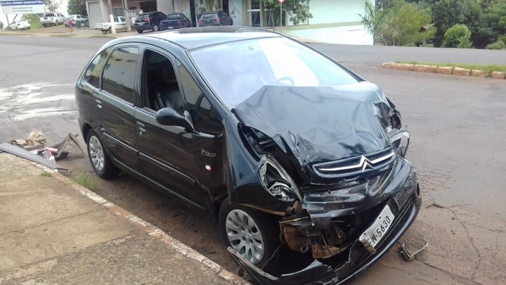 Falta de sinalização provoca acidente na Rua Uruguai