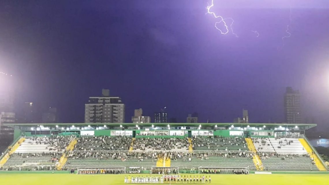 Chape supera a chuva, desbanca o Criciúma e mantém invencibilidade