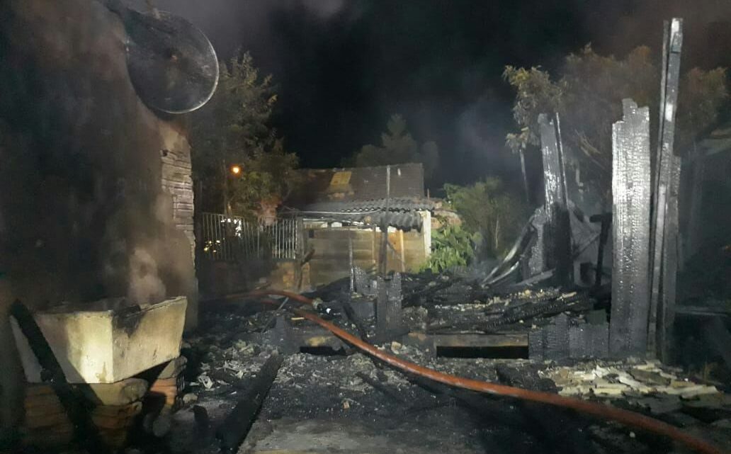 Incêndio de grandes proporções destrói duas residências no São Pedro