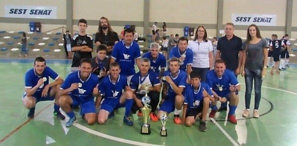 Equipe Auto Viação levanta a taça da Copa Sest Senat de Futsal