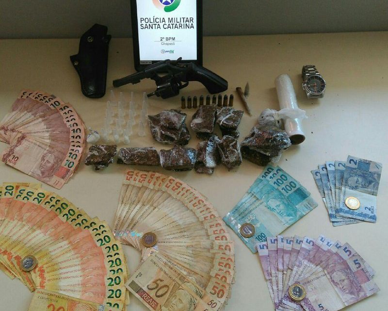 PM apreende maconha, cocaína e revólver no Cristo Rei