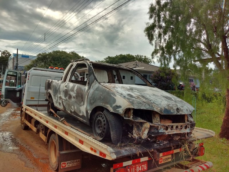 Veículo com registro de furto é encontrado totalmente queimado no interior de Chapecó