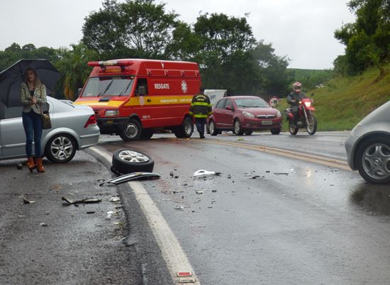 Colisão frontal na BR-480 entre Barão de Cotegipe e Erechim envolve veículo de Chapecó