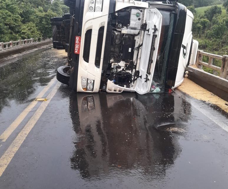 Caminhão tomba na BR-158 e interdita ponte no Oeste catarinense