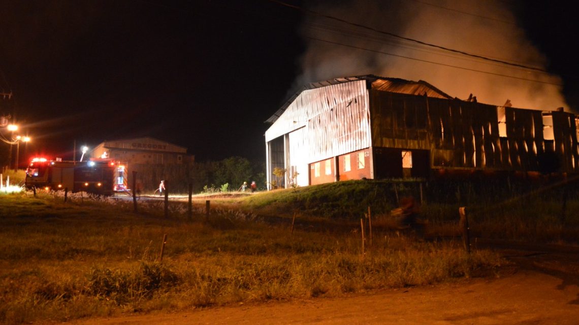 Incêndio destrói fábrica de urnas funerárias em Cunha Porã
