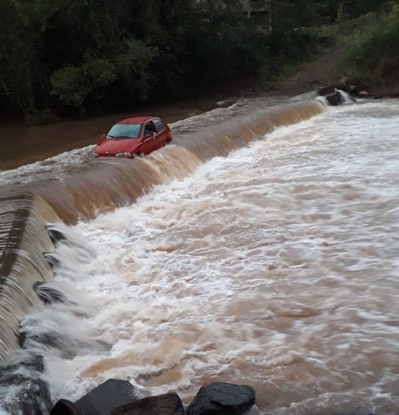 Veículo fica ilhado durante tentativa de travessia de ponte