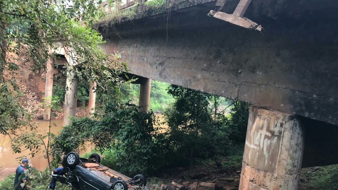 Veículo despenca da ponte do rio Ariranha em Seara