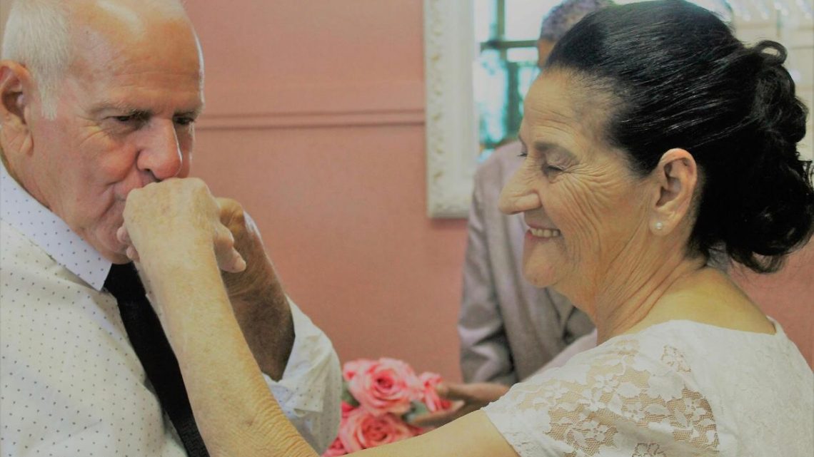 Casal de idosos que se conheceu pelo Tinder oficializa união: ‘Mandei um like e ele curtiu’, diz noiva