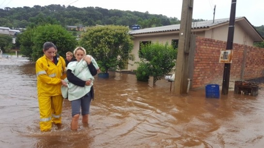 Chuva forte alaga ruas, inunda casas e deixa famílias desabrigadas no Oeste de SC