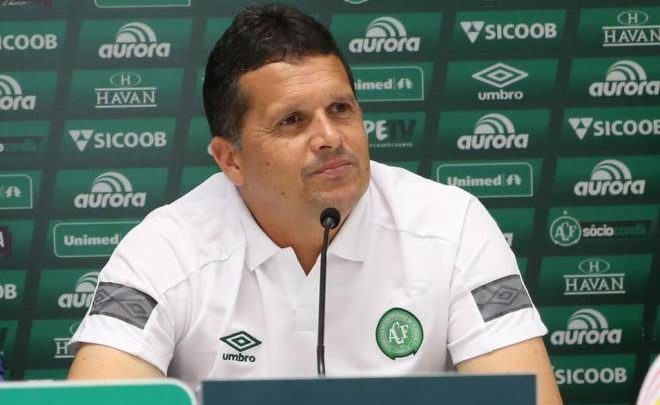 Chapecoense demite técnico Claudinei Oliveira