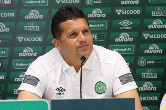 Chapecoense demite técnico Claudinei Oliveira