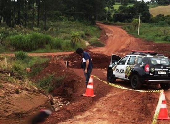 Bebê é achado em vala com mãe morta ao seu lado