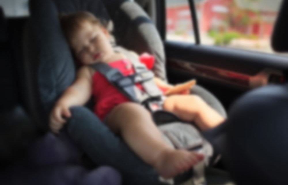 Bebê de 10 meses morre após ser esquecido dentro do carro