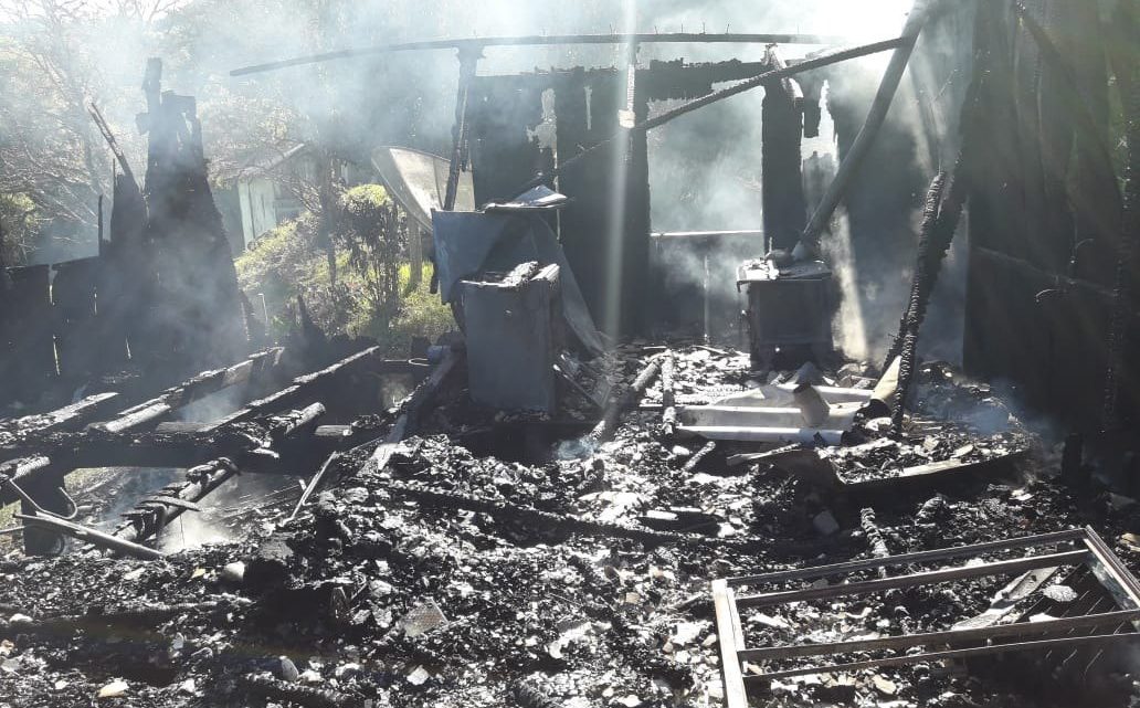 Residência é destruída pelas chamas em Caibi