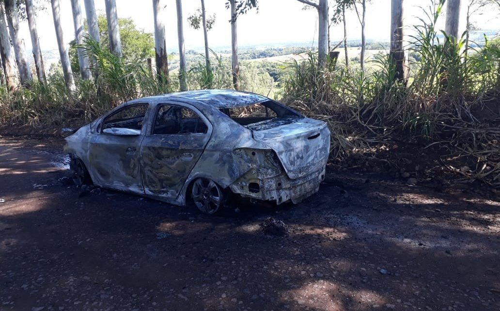 Veículo de Chapecó é consumido pelo fogo em Coronel Freitas