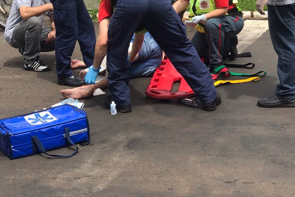 Acidente entre carro e moto deixa um homem ferido com fratura exposta na perna no centro de Chapecó
