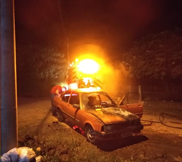 Veículo é destruído pelo fogo em Palmitos