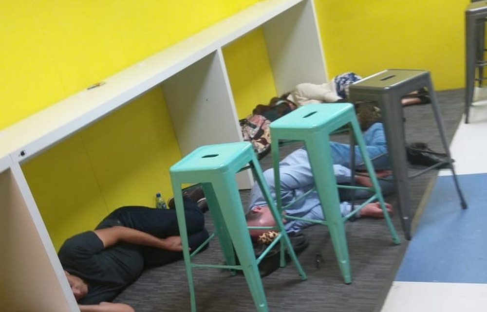 Passageiros dormem no chão de aeroporto após voo ser cancelado de Florianópolis para Chapecó