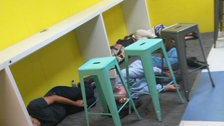 Passageiros dormem no chão de aeroporto após voo ser cancelado de Florianópolis para Chapecó