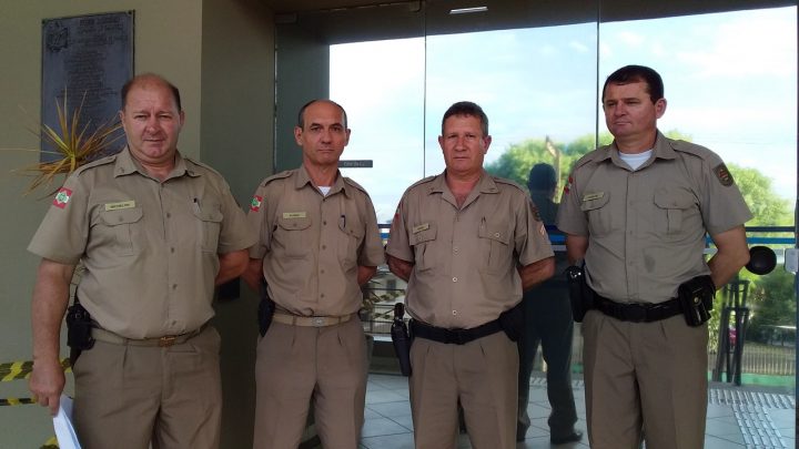 Policiais do fórum de Chapecó impedem furto em carro estacionado na rua