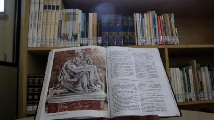 Projeto de lei quer tornar obrigatória leitura da Bíblia antes das aulas em escolas