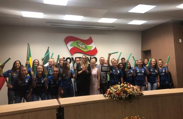 Time premiado de futebol feminino da escola Lourdes Lago de Chapecó recebe homenagem do Estado