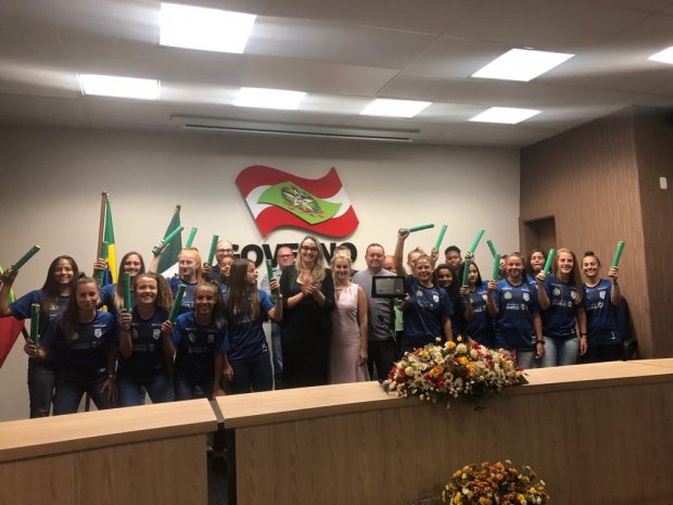 Time premiado de futebol feminino da escola Lourdes Lago de Chapecó recebe homenagem do Estado