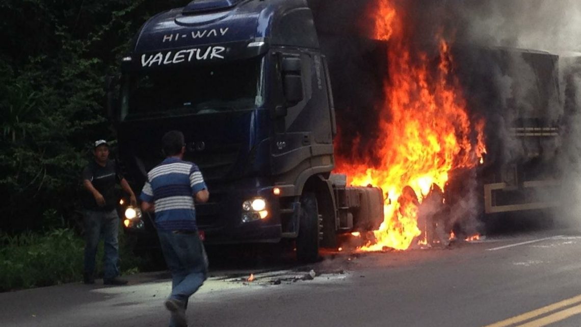 Caminhão bitrem pega fogo e é destruído na BR-153 no oeste catarinense