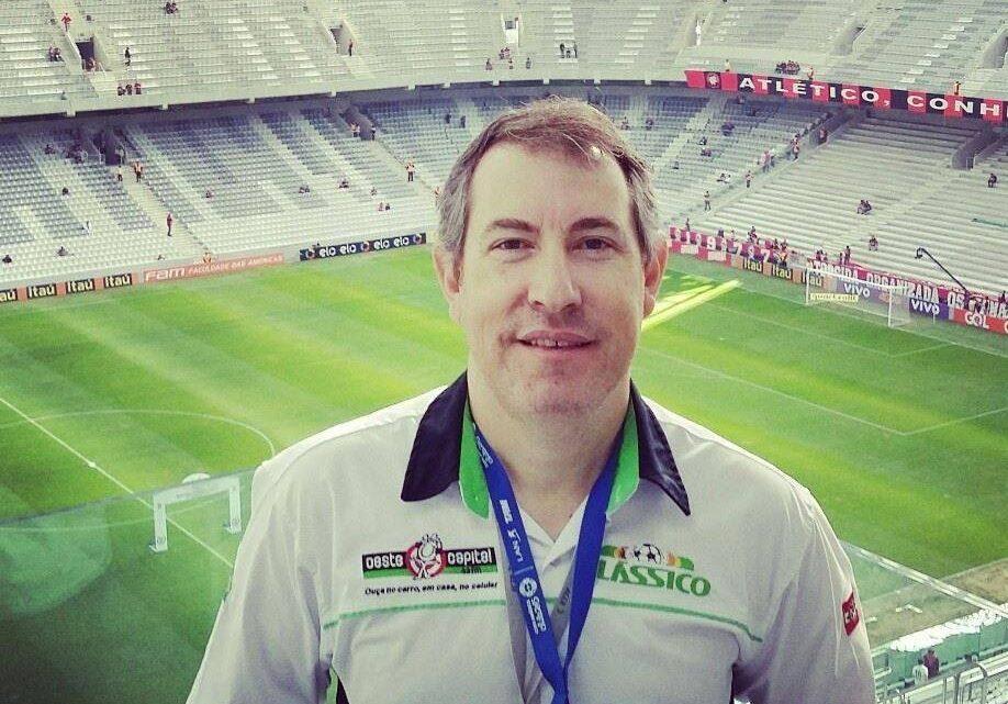 Jornalista Rafael Henzel, sobrevivente da tragédia da Chape, morre depois sofrer um infarto durante jogo futebol