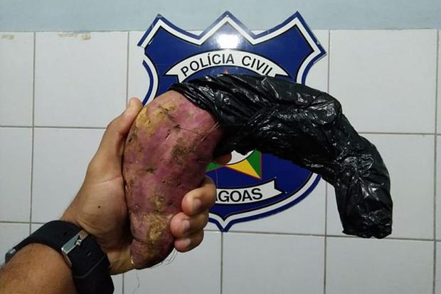 Homem é preso após usar uma batata-doce para simular arma em assalto