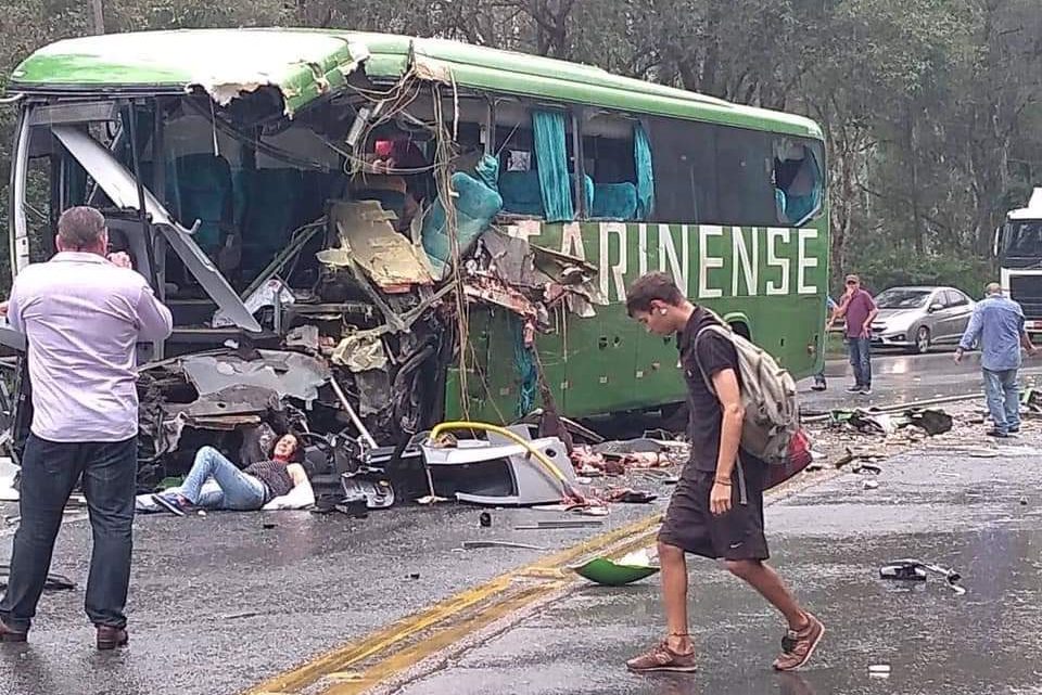 Gravíssimo acidente entre Ônibus e Carreta foi registrado nessa manhã em Ibirama