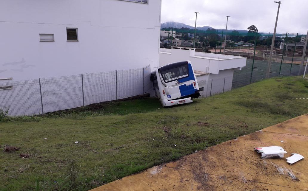 Ônibus desgovernado destrói parte de empresa e bate em outros veículos