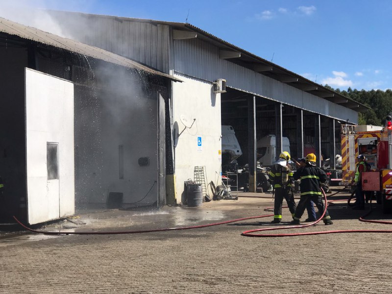 Incêndio atinge barracão de empresa no bairro Belvedere em Chapecó