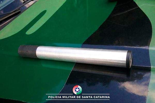 Polícia Ambiental prende homem por posse ilegal de arma rifle calibre .22 com “silenciador” no interior de Chapecó